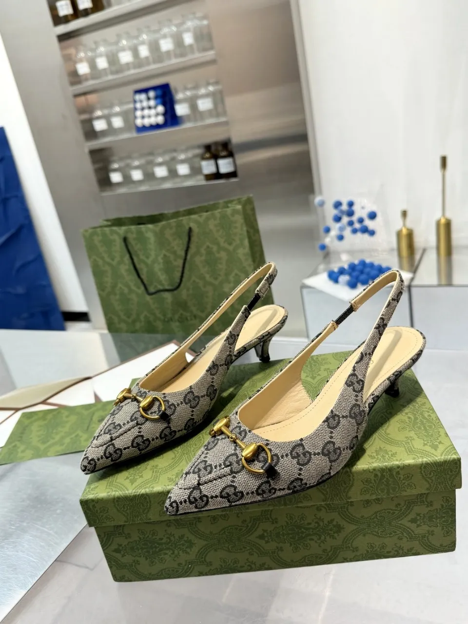 👟👟Ex-factory price 440👟👟 (genuine leather sole +40) Gucci Signoria pumps are named after the central square of Florence, recreating the classic and elegant style of the birthplace of the brand. Combining shiny patent leather with a pointed toe, these shoes are embellished with Gucci's signature chain, adding a stylish edge to your new season wardrobe. Upper: Made of first-layer imported patent cowhide/sheepskin lining. Outsole: rubber non-slip outsole/genuine leather outsole. Size: 35-42 (34/41 42 customized, non-refundable)